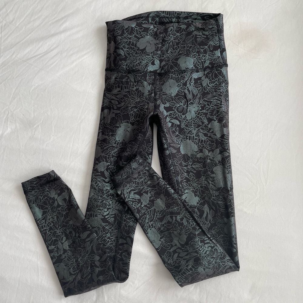Lululemon Black Foil Wunder Trains - Size 4, 25" Inseam